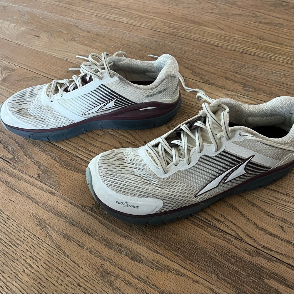 ALTRA Running Shoe
Provision 4 - Women's
8 • White/Burgundy